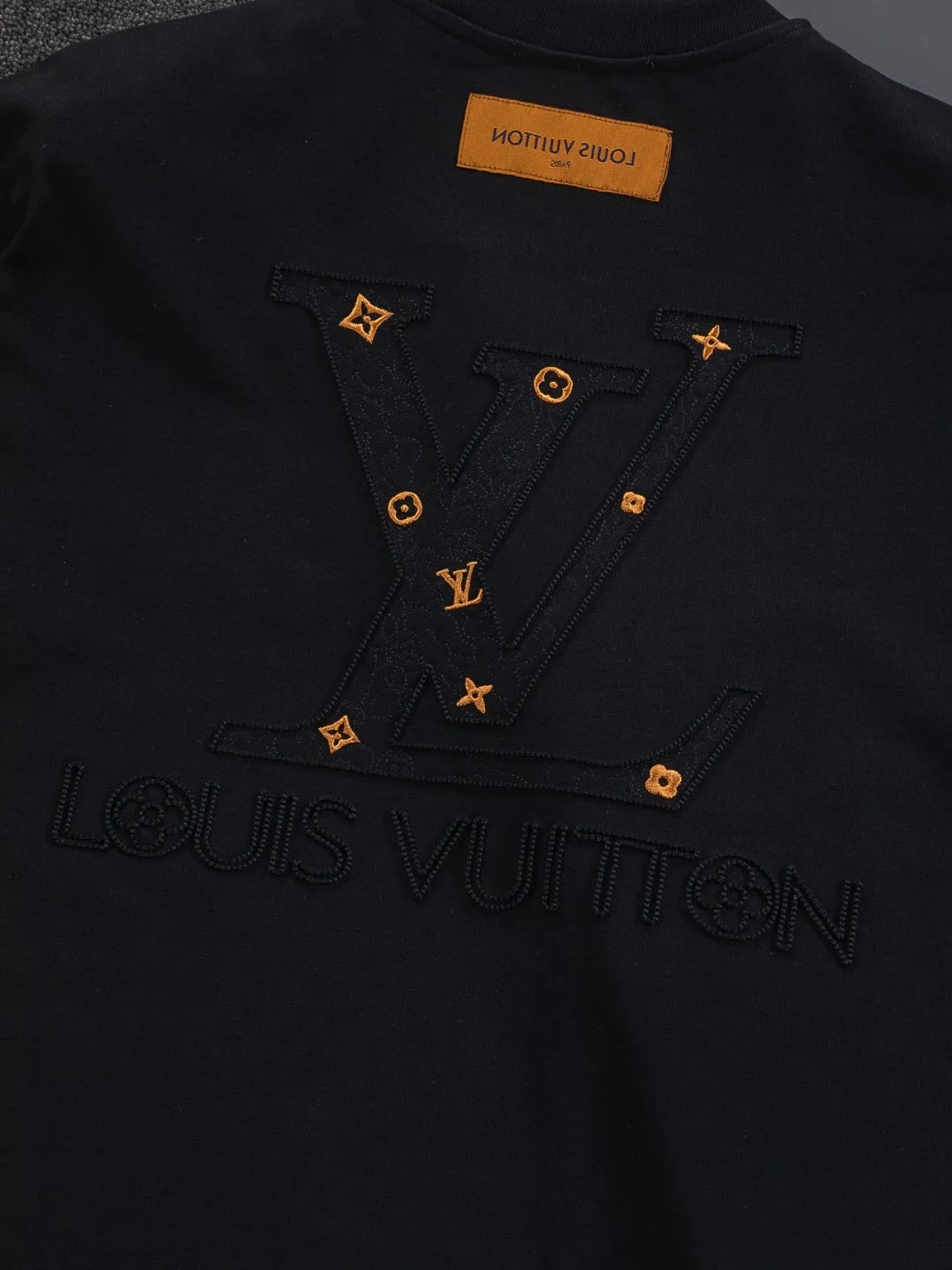 🅿️190 Louis Vuitton 1V LV micro-wide version S-XL LV 26ss New product counters are on the shelves at the same time Multiple craftsmanship Three-dimensional hollow gold dot letters embroidery on the chest🪡logo Large logo embroidery on the back hollow gold dot letters🪡logo Short-sleeved T-shirt Round neck short-sleeved T-shirt, the same style for men and women! Consigned to one-to-one creation. Synchronized with the official website, pure cotton fabrics at the counter! It is close to the skin and comfortable, durable and easy to wear. It has a classic and simple logo design and meticulous original craftsmanship. Short-sleeves, a must-have item for men, do not appear to be the same for the general public, but must be unique and eye-catching. This LV short-sleeve is all about quality, comfort, the same shape and fashion as always, including fabrics and cutting techniques. All of them have been made with great effort! 320 grams of washed pure cotton fabric, pure cotton is breathable, very refreshing and comfortable for daily wear. The rib knitting on the neckline is smooth and tight, and the neckline will not be skewed if you toss it at will. The loose version, you will find that it looks really good on the upper body. The overall is minimalist and neat, super versatile for daily use! Pair it casually with a pair of pants for a youthful look. A T-shirt will make your outfit crazy. It is a fashionable item that can never go wrong! Color: Black White Pink Size: S-XL Size chart: S: Shoulder width 50-Bust 56-Length 70 M: Shoulder width 52-Bust 57-Length 72 L: Shoulder width 54-Bust 59-Length 74 XL: Shoulder width 56-Bust 62-Length 76